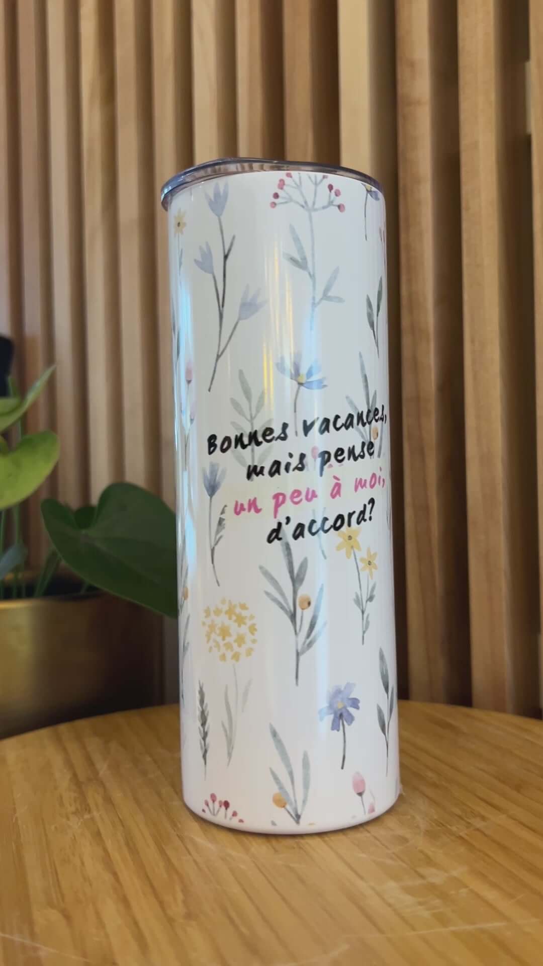 Tasse de voyage avec fleurs blanche - Bonnes vacances - Front - Cute!
