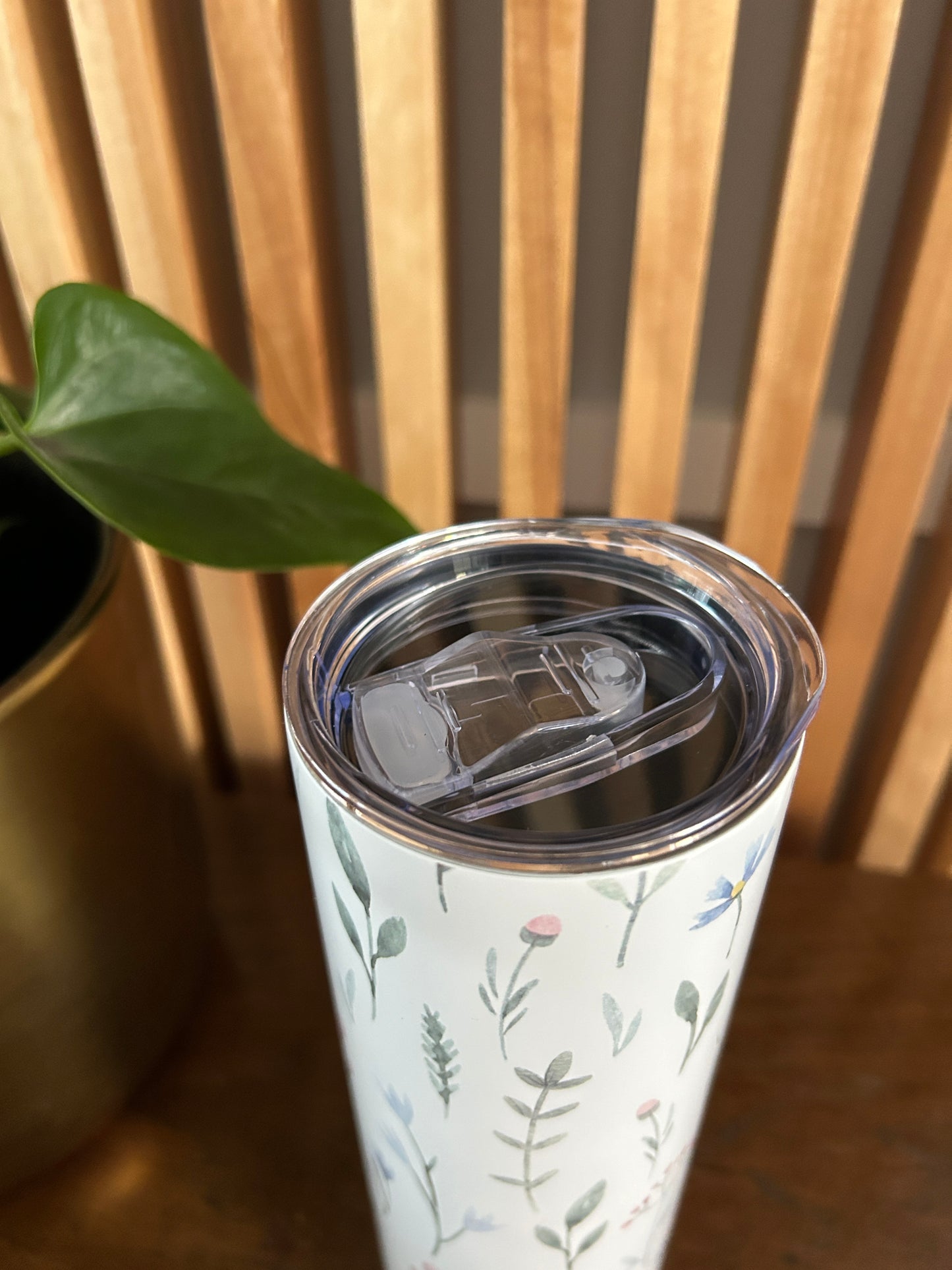 Tasse de voyage avec fleurs blanche - Dessus - Bonnes vacances - Cute!